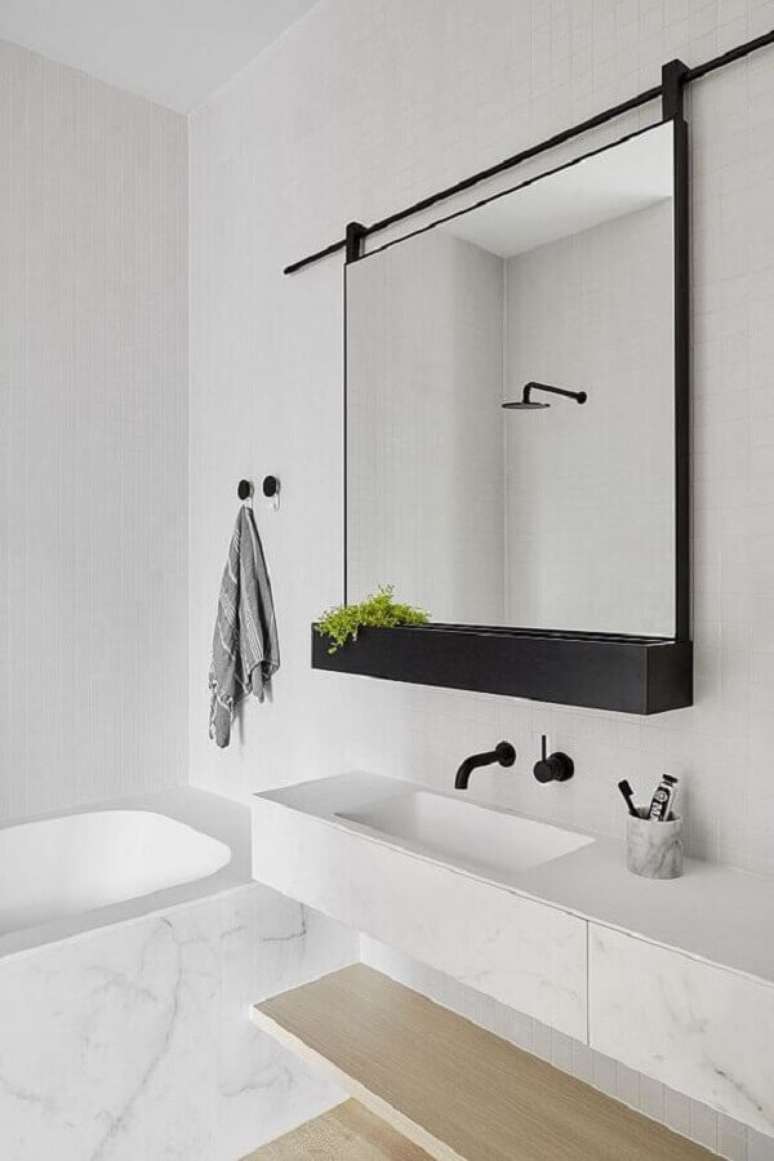 44. Espelho com moldura preta para decoração de banheiro branco – Foto: Futurist Architecture