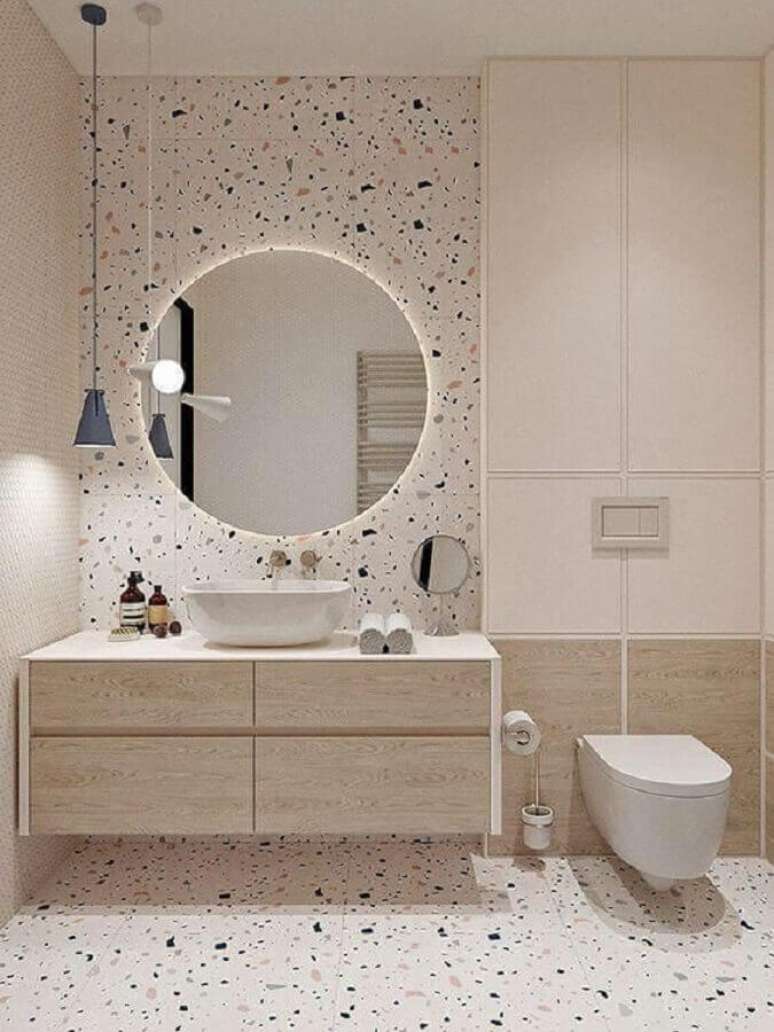 46. Marmorite para decoração de banheiro minimalista com espelho redondo com LED – Foto: Arkpad