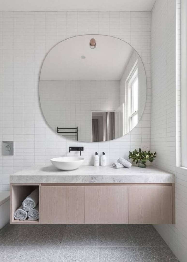 47. Decoração simples com gabinete de madeira clara para banheiro minimalista branco – Foto: Home Fashion Trend