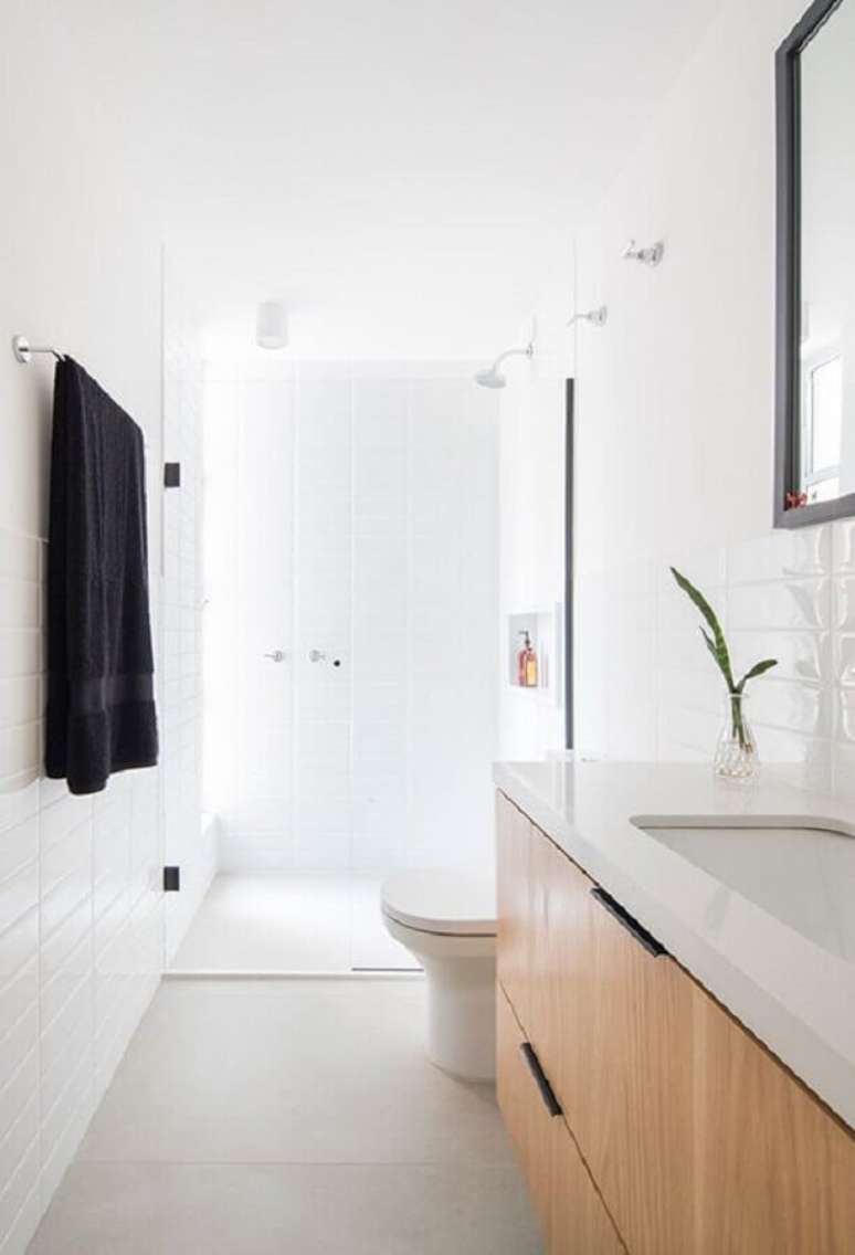 48. Banheiro minimalista pequeno todo branco decorado com gabinete de madeira – Foto: INÁ Arquitetura