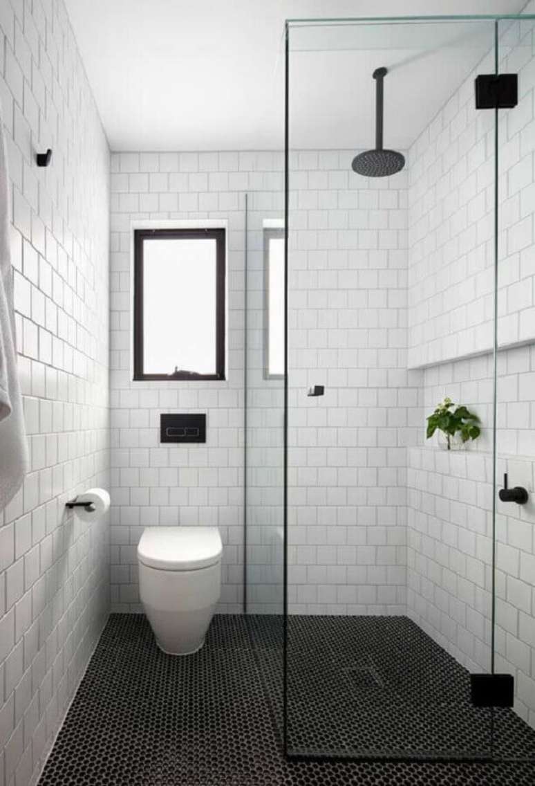 50. Decoração simples para banheiro minimalista branco com piso preto de pastilhas – Foto: Jeito de Casa