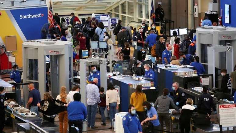 Aeroporto nos EUA com pessoas viajando para o feriado de Ação de Graças; especialistas defendem que população evite viagens