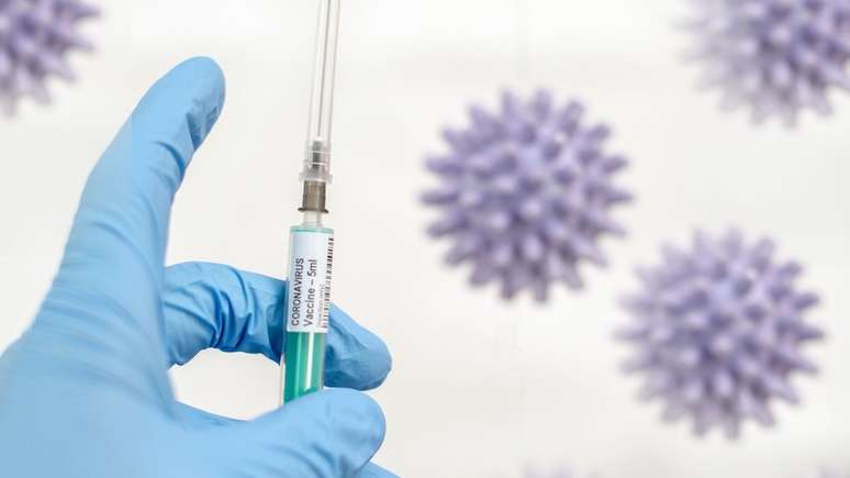 Vacinas produzem imunidade melhor do que proteção natural conferida pela doença, diz epidemiologista