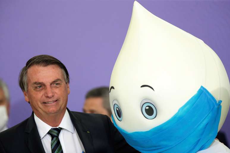Presidente Jair Bolsonaro ao lado do "Zé Gotinha" em evento no Palácio do Planalto
16/12/2020
REUTERS/Ueslei Marcelino