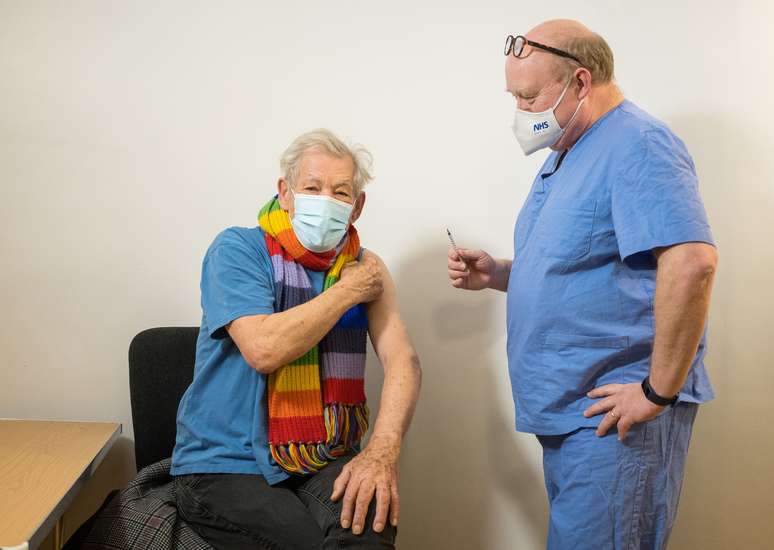 Ator Ian McKellen recebe vacina da Covid-19 em hospital de Londres
16/12/2020
Jeff Moore/Divulgação via REUTERS