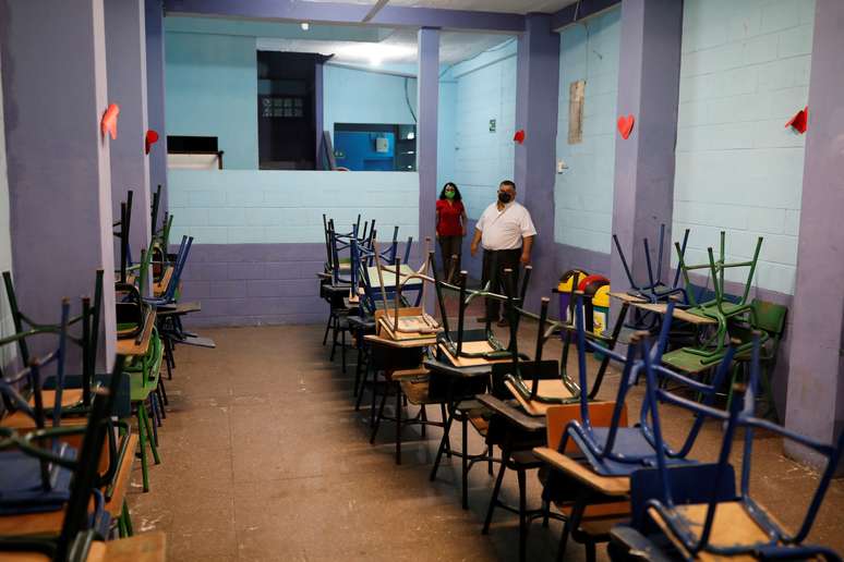 Erwin Pozuelos e sua esposa Aura Cartagena dentro de sala de aula da escola técnica que tiveram de fechar na Cidade da Guatemala devido à pandemia de Covid-19
21/08/2020 REUTERS/Luis Echeverria