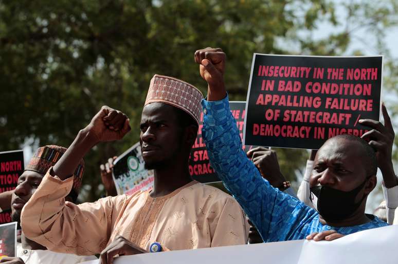 Manifestantes exigem resgate de centenas de estudantes sequestrados, na Nig&eacute;ria. 17/12/2020. REUTERS/Afolabi Sotunde