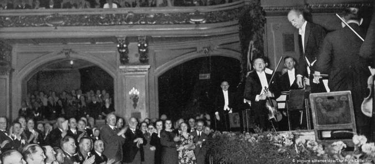 Wilhelm Furtwängler rege a Filarmônica de Berlim em 1935 diante de proeminências nazistas