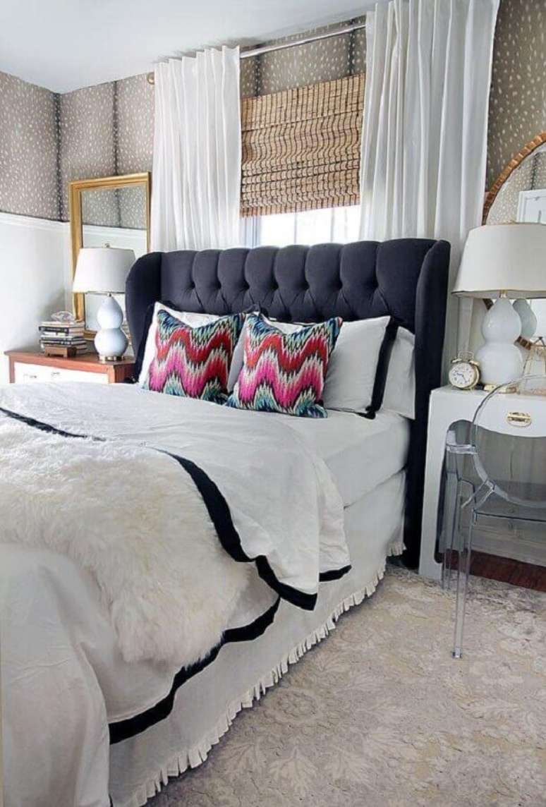12. Abajur de cabeceira branco para quarto de casal decorado com almofadas coloridas – Foto: Archzine
