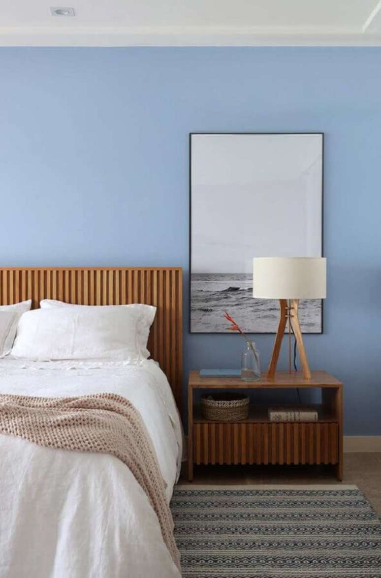 13. Decoração de quarto azul com móveis de madeira e abajur de cabeceira moderno – Foto: Casa de Valentina