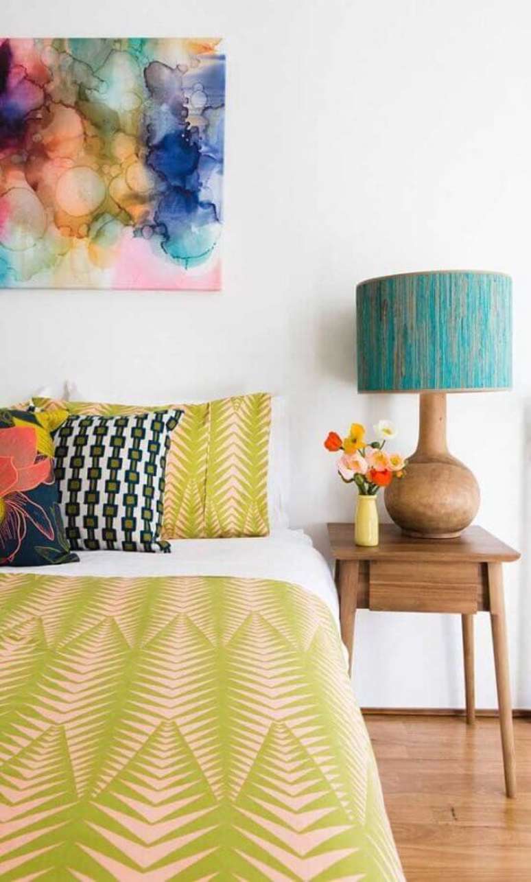 1. Abajur de cabeceira para quarto com decoração colorida – Foto: Houzz