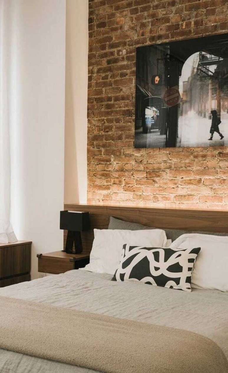 17. Parede de tijolinho rústica para quarto decorado com abajur de cabeceira pequeno preto – Foto: Home Fashion Trend