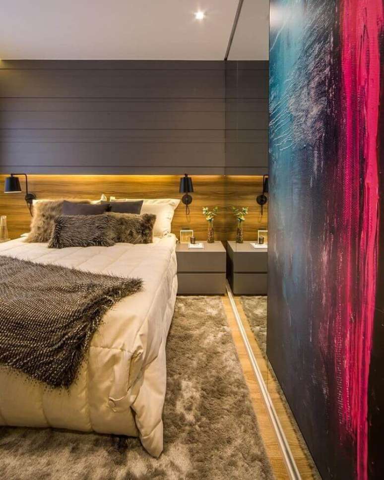 9. Abajur de parede para quarto moderno decorado com tapete felpudo bege mesclado &ndash; Foto: Claudia Albertini Arquitetura