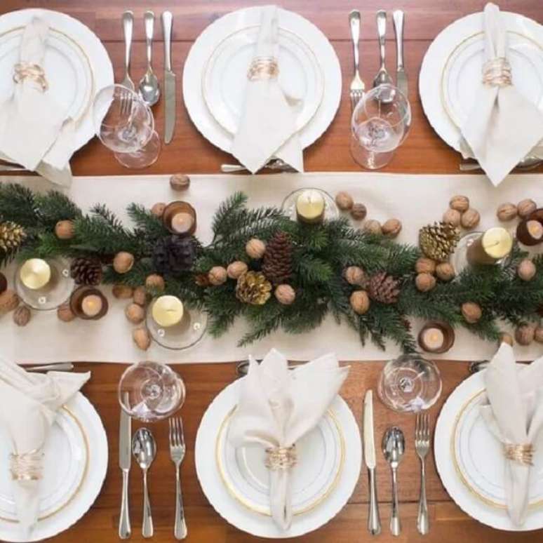 2. Antes de definir quais são os enfeites de Natal para mesa pense nas cores que você deseja utilizar. Fonte: Pop Sugar