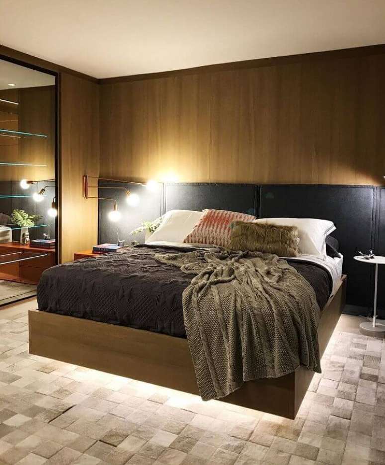 10. Cabeceira preta para quarto de casal moderno decorado com tapete bege de couro &ndash; Foto: Arquitetando Ideias