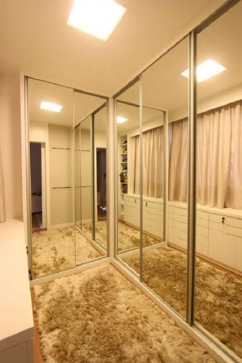 14. Decora&ccedil;&atilde;o de closet com portas espelhadas para arm&aacute;rios e tapete bege mesclado &ndash; Foto: Jeito de Casa