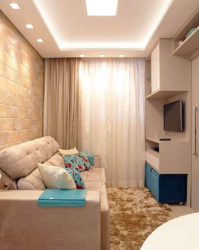 15. Sala pequena decorada com detalhes em azul turquesa e tapete felpudo bege &ndash; Foto: Dicas de Mulher