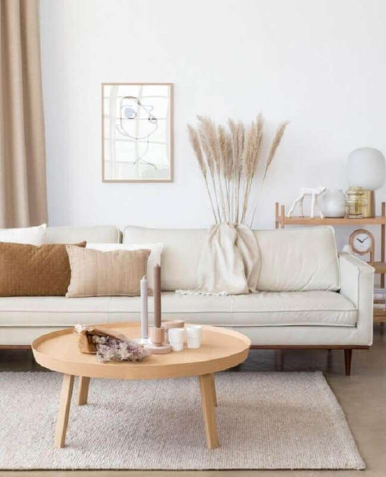 11. Decora&ccedil;&atilde;o clean para sala com tapete bege claro e mesa de centro redonda de madeira &ndash; Foto: Casa Tr&egrave;s Chic