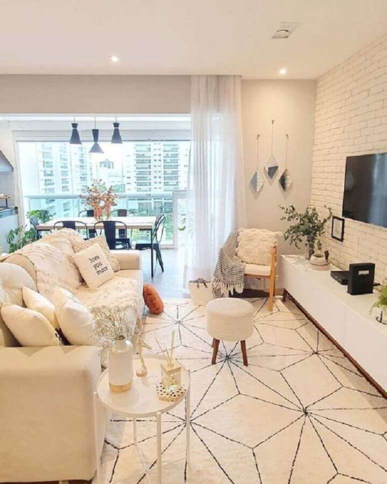 17. Tapete bege geom&eacute;trico para decora&ccedil;&atilde;o de sala com parede de tijolinho branca &ndash; Foto: Pinterest