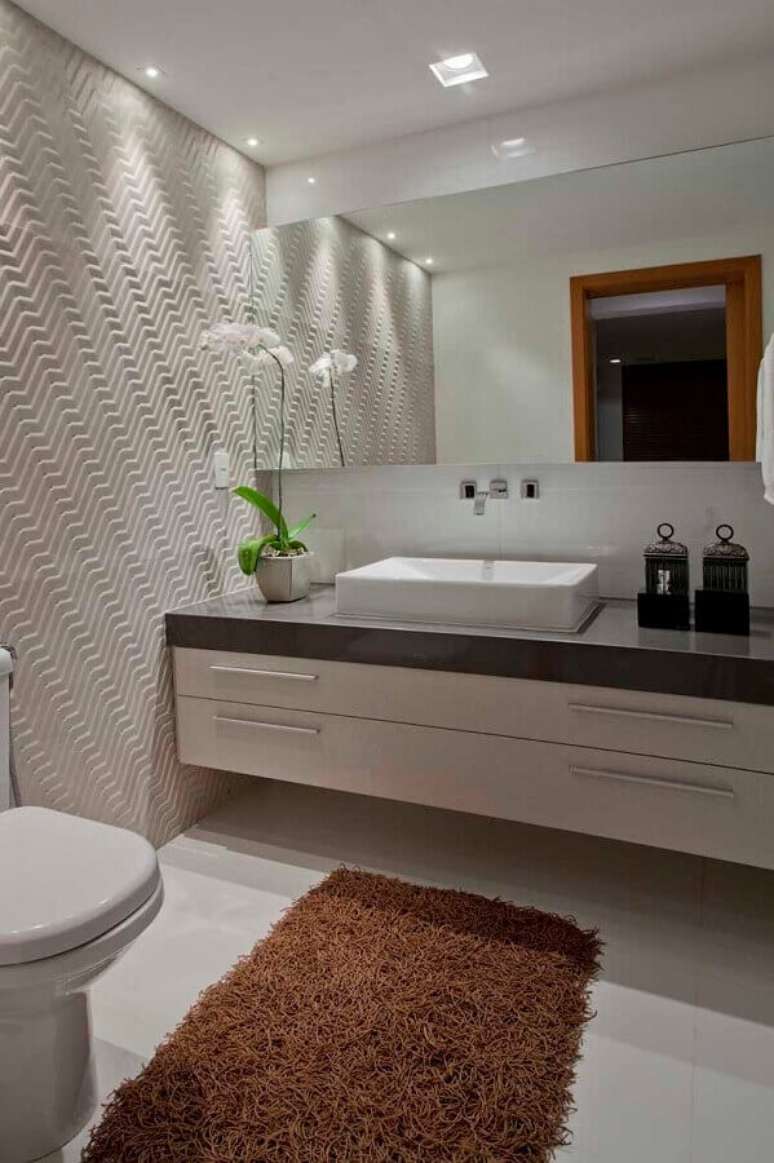 19. Banheiro moderno decorado com revestimento 3D e tapete bege escuro &ndash; Foto: Pinterest