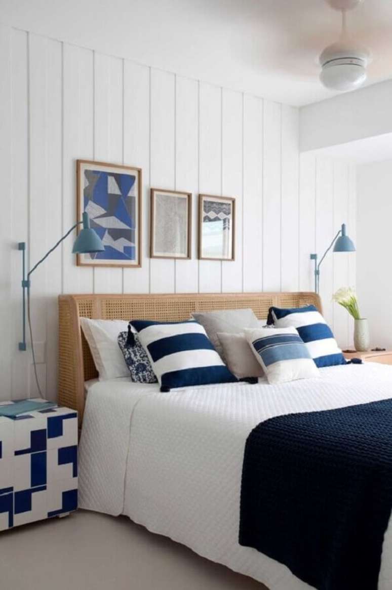 30. Quarto de casal azul e branco decorado com cabeceira rústica e abajur de parede cabeceira – Foto: Conexão Décor