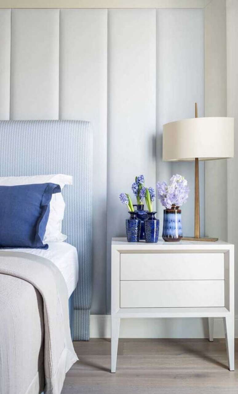 31. Azul claro para decoração de quarto com abajur para mesa de cabeceira – Foto: Architecture Art Designs
