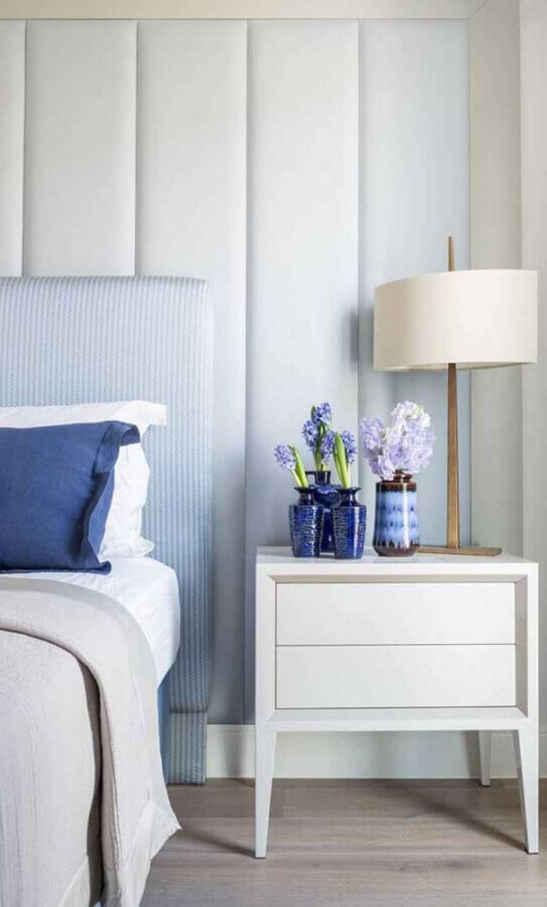 31. Azul claro para decora&ccedil;&atilde;o de quarto com abajur para mesa de cabeceira &ndash; Foto: Architecture Art Designs