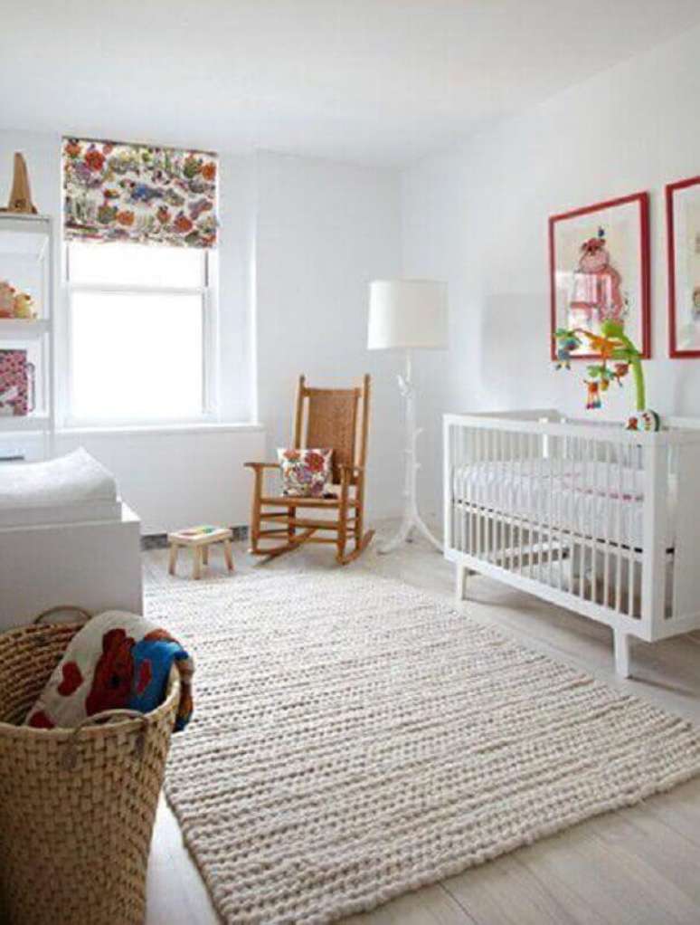 20. Quarto de beb&ecirc; todo branco decorado com cadeira de balan&ccedil;o de madeira e tapete de croch&ecirc; bege &ndash; Foto: Pinterest