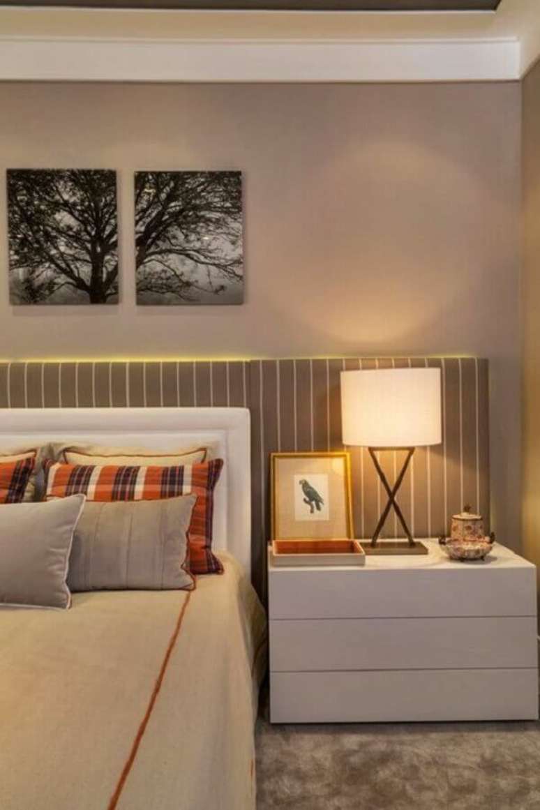 4. O abajur para cabeceira de cama pode proporcionar uma iluminação acolhedora para o quarto – Foto: Simples Decoração