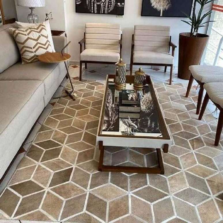 21. Decora&ccedil;&atilde;o de sala com vaso de ch&atilde;o e tapete bege geom&eacute;trico &ndash; Foto: Pinterest