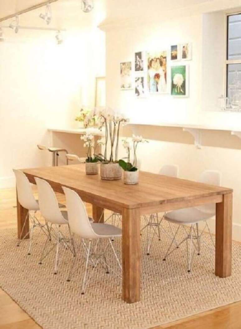 4. Decora&ccedil;&atilde;o de sala de jantar com mesa de madeira e tapete sisal bege &ndash; Foto: Pinterest