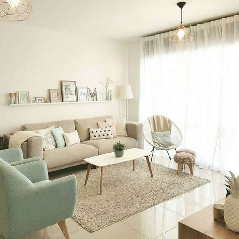 22. Decora&ccedil;&atilde;o clean para sala de estar com mesa de centro retr&ocirc; e tapete bege claro &ndash; Foto: Pinterest