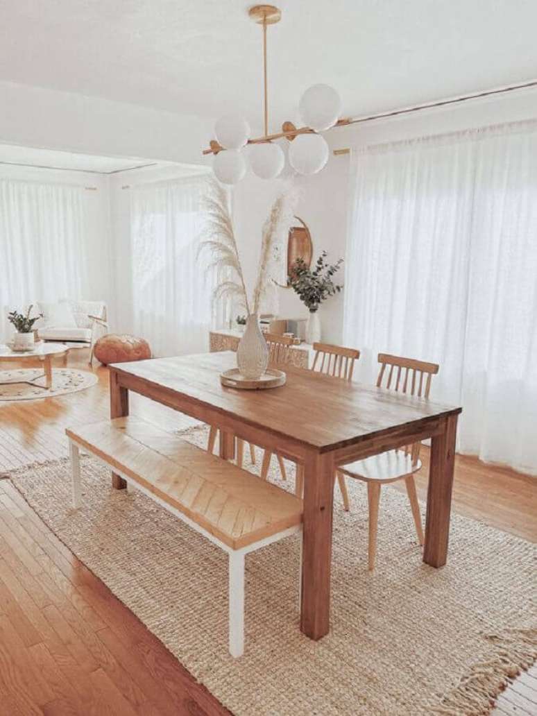 23. Sala de jantar com estilo escandinavo decora da com tapete sisal bege e mesa de madeira &ndash; Foto: Apartment Therapy