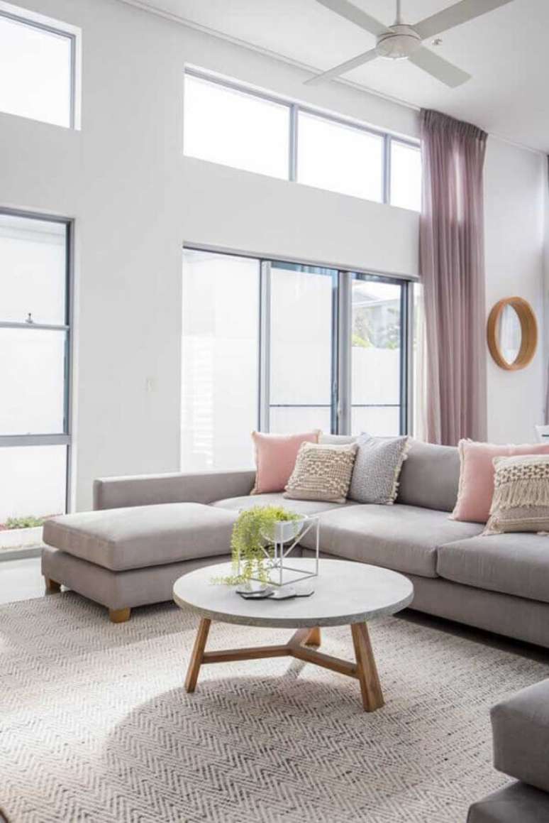 24. Decora&ccedil;&atilde;o minimalista para sala com tapete bege claro e sof&aacute; cinza com chaise &ndash; Foto: JERA Arquitetura e Engenharia