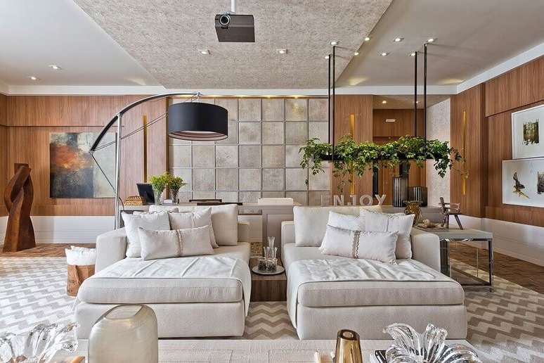 6. Decora&ccedil;&atilde;o moderna para sala grande com tapete bege chevron -Foto: Casa Casada