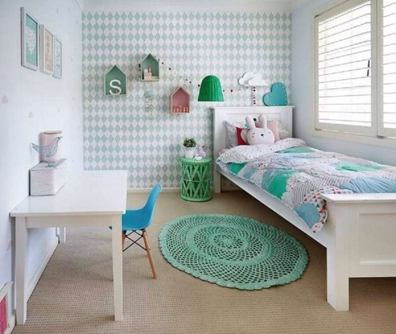 37. Decoração simples com tapete de crochê para quarto infantil feminino. Fonte: Houzz