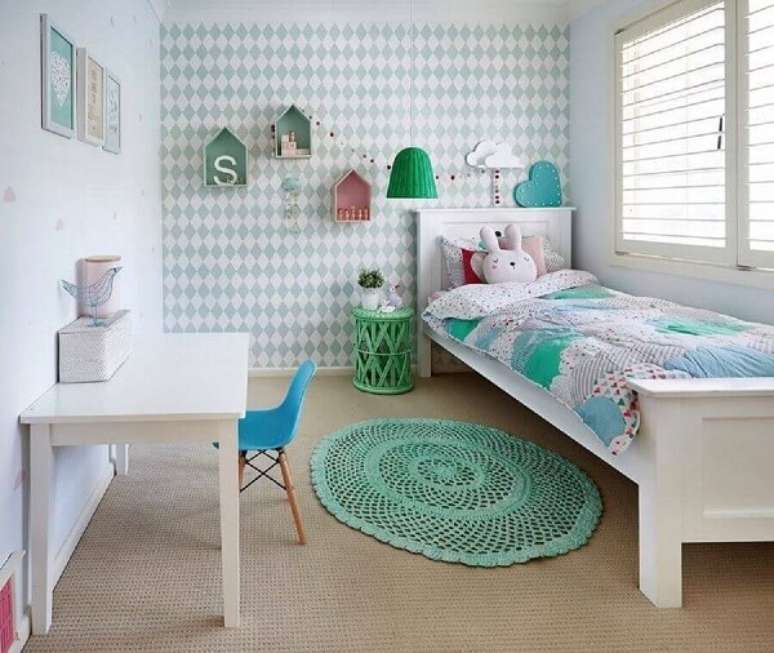 37. Decora&ccedil;&atilde;o simples com tapete de croch&ecirc; para quarto infantil feminino. Fonte: Houzz