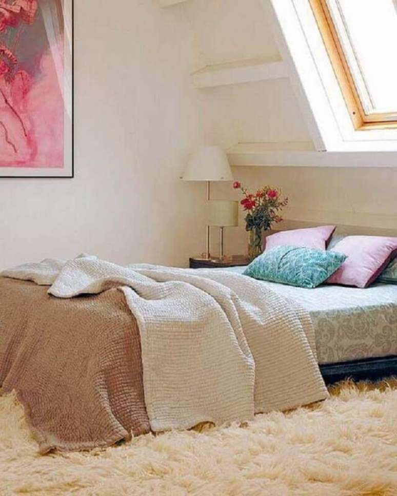 26. Tapete felpudo bege claro para decora&ccedil;&atilde;o de quarto simples &ndash; Foto: Jeito de Casa