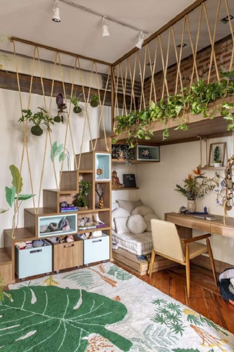 42. Dormitório aconchegante repleto de madeira, plantas e tapete para quarto infantil com imagem de folha. Fonte: Arkpad