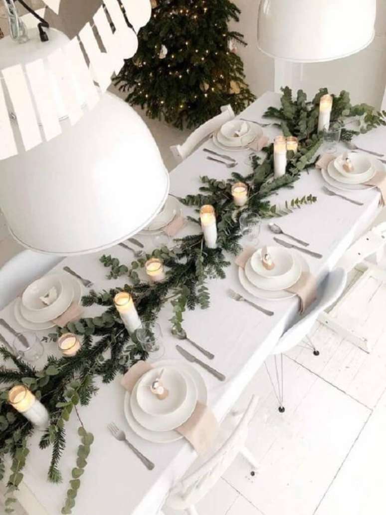 5. Folhas secas, flores e até as tradicionais nozes e castanhas são ótimos enfeites de Natal para mesa natural. Fonte: Bij Suuz styling