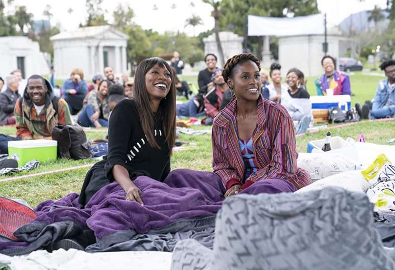 'Insecure' retrata a vida de duas amigas negras que transitam por universos diferentes em Los Angeles.