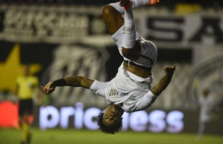 Marinho comemorou o segundo gol do Santos dando um salto mortal