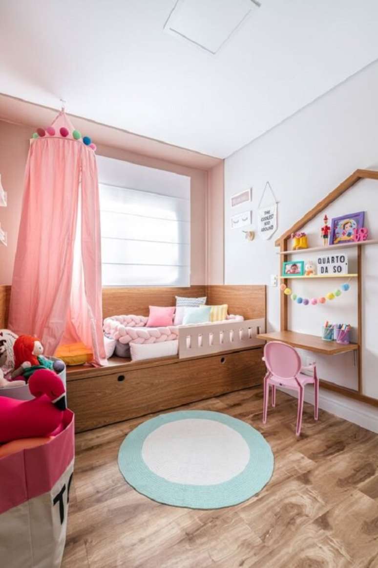 57. Modelo de tapete redondo para quarto infantil com cores neutras. Fonte: Rúbia M. Vieira Interiores