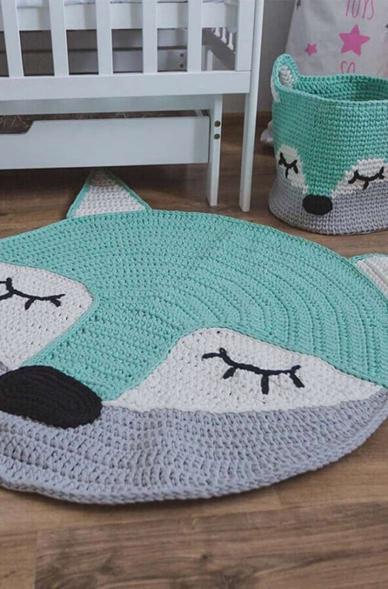 46. Na decoração o tapete de crochê para quarto infantil combina com o cesto de crochê. Fonte: Ideias Decoração