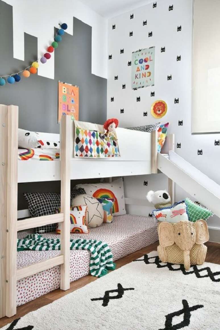 39. O tapete para quarto infantil grande traz neutralidade para o espa&ccedil;o. Fonte: Blog da Mooui