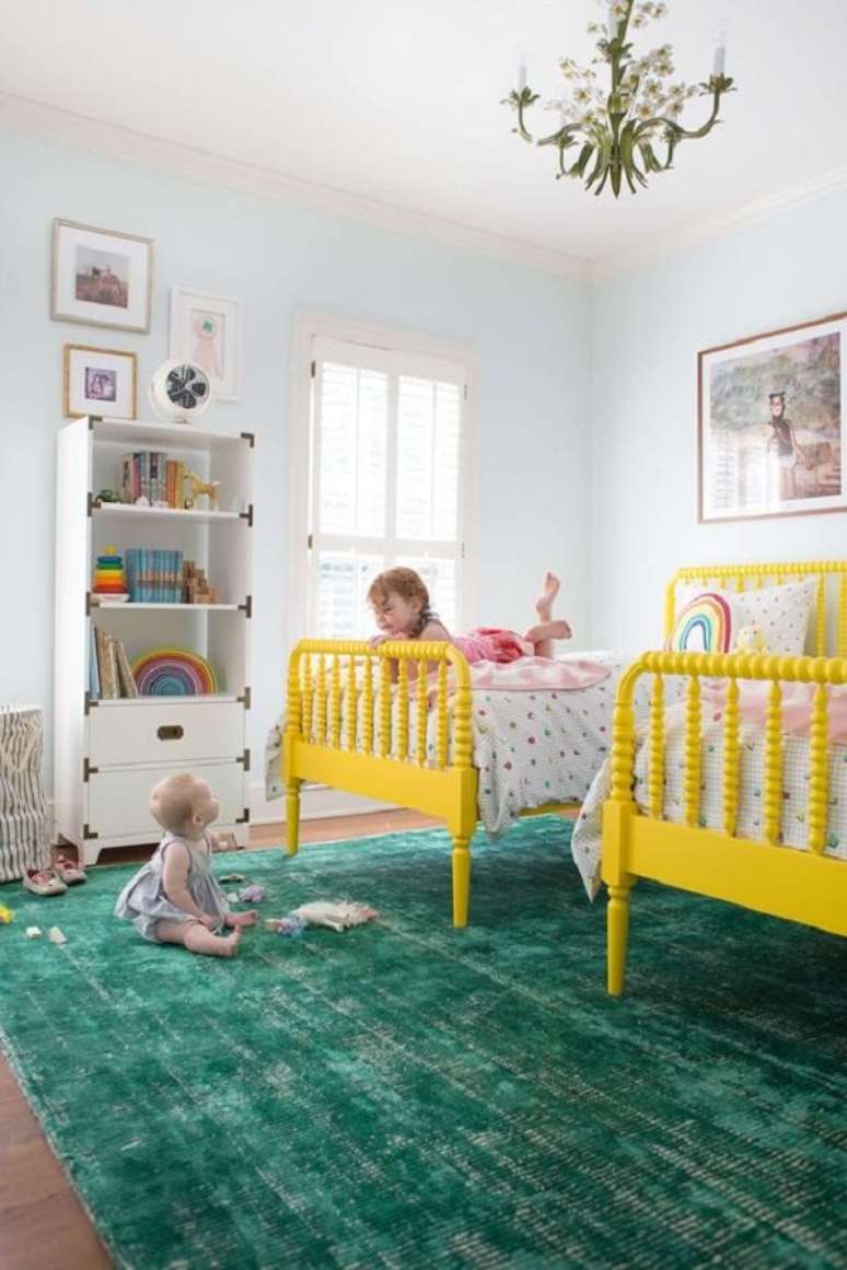 54. O tapete para quarto infantil grande e verde se conecta facilmente com as camas amarelas. Fonte: Pinterest