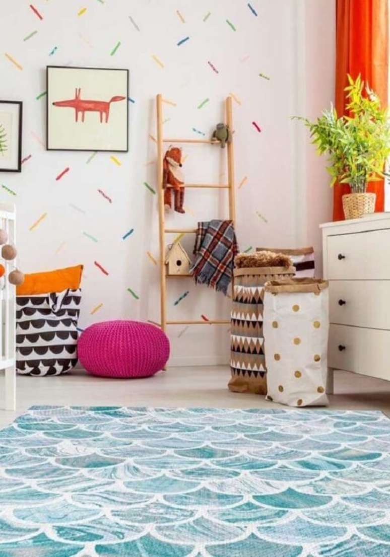 28. O tapete para quarto infantil traz refer&ecirc;ncia das ondas do mar. Fonte: Pinterest