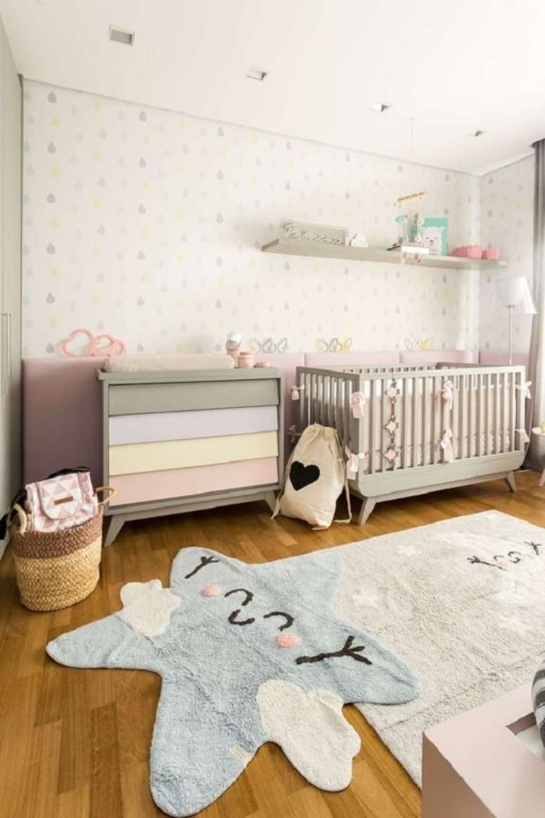 61. O tapete para quarto infantil com forma de estrela traz aconchego para a decoração. Fonte: Pinterest