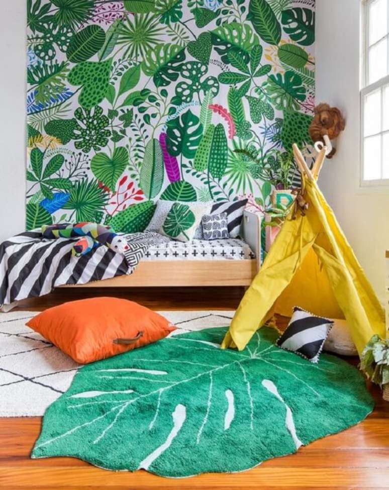 63. O tapete para quarto infantil em folha é o grande protagonista da decoração. Fonte: Pinterest