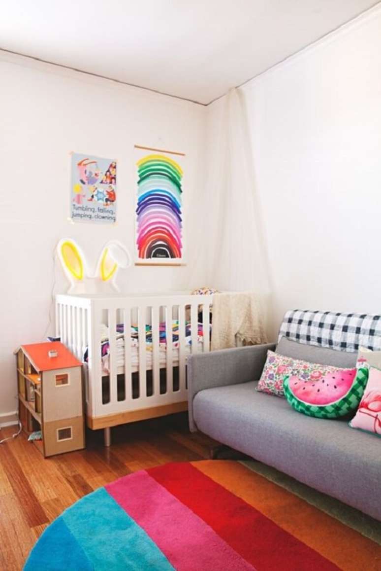 10. O tapete redondo para quarto infantil neutro pode trazer o ponto de cor que o dormitório precisava. Fonte: Pinterest